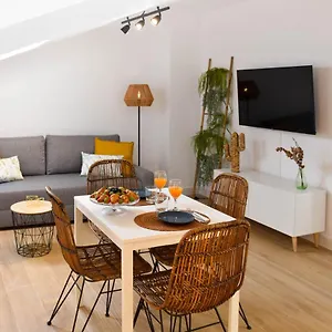 https://holidays2malaga-trinidad-renovated-1-bedroom-penthouse.hotelsinnerja.org